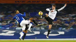 Pemain Everton Joshua King (kiri) berebut bola dengan pemain Fulham Joachim Andersen pada pertandingan Liga Inggris di Goodison Park, Liverpool, Inggris, Minggu (14/2/2021). Everton kalah 0-2 dari Fulham. (Jason Cairnduff/Pool via AP)