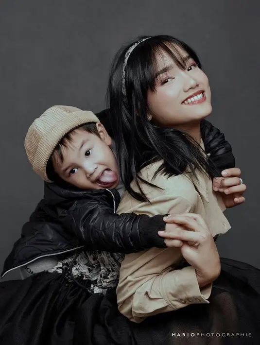 <p>Ketika menjalani pemotretan Fuji dan Gala tampil kompak dengan mengenakan busana bernuansa hitam. [Foto: instagram.com/fuji_an]</p>