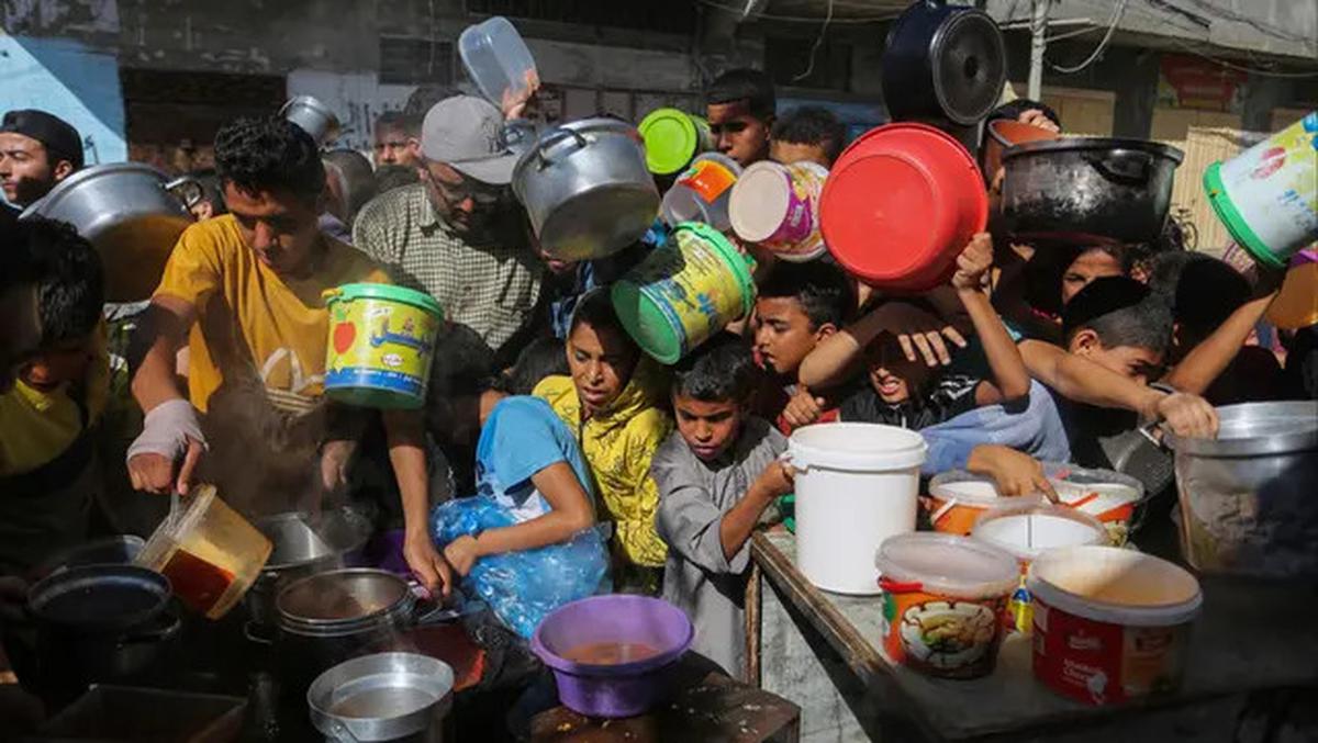 Video Pilu Warga Gaza Terpaksa Menyaring Air Lumpur untuk Minum