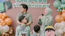 Tampak sang mantan suami, Ayus Sabyan ikut hadir merayakan ulang tahun putranya bersama. @ririe_fairus.