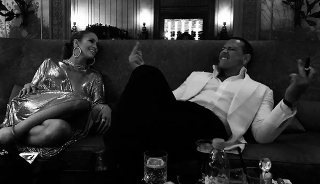 Jennifer Lopez dan kekasih hatinya, Alex Rodriguez kembali menikmati waktu bersamanya. Dalam waktu yang terbilang singkat, JLo dan A Rod melakukan perjalanan liburan di akhir pekan lalu. (Instagram/Jlo)