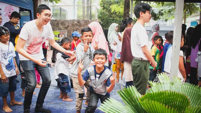 [Fimela] Social Designee, Menikmati Indahnya Hidup dengan Mengajar Anak-anak di Perkampungan