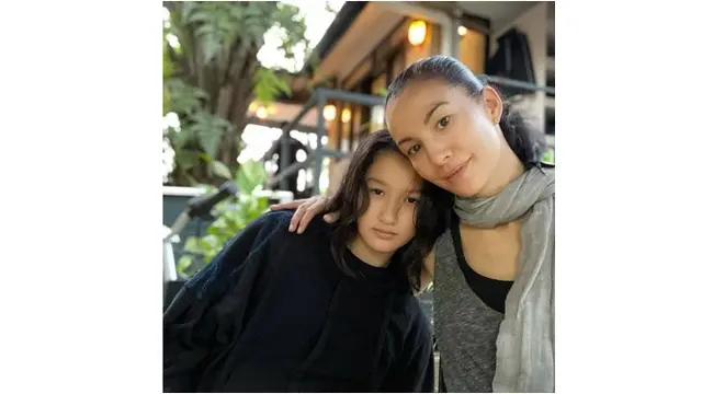 6 Potret Kebersamaan Nadya Hutagalung Bareng Anak Bungsunya, Bak Kakak Adik