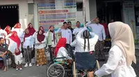 Dari Kursi Roda, Pengibar Bendera Kibarkan Merah Putih di Kudus