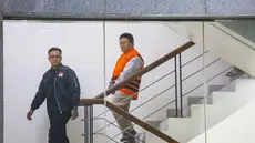 Bupati Lombok Barat Lalu Ahmad Zaini berjalan menuju mobil tahanan usai menjalani pemeriksaan di Gedung Merah Putih KPK, Jakarta, Selasa (21/7/2026). (KLY/Arie Basuki)