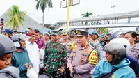 Kapolri Jenderal Listyo Sigit Prabowo saat meninjau Pelabuhan Gilimanuk-Ketapang, Bali, Kamis (4/4/2024). (Dok. Istimewa)