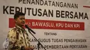 Ketua Komisi Pemilihan Umum (KPU) Juri Ardiantoro memberikan kata sambutan saat Penandatanganan Keputusan Bersama Antara Bawaslu, KPU, Dan KPI di Jakarta, Jumat (11/11). (Liputan6.com/Faizal Fanani)