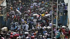 Orang-orang berkerumun saat menaiki kapal feri menuju kampung halaman menjelang perayaan Idul Fitri di tengah pandemi Covid-19 di Munshiganj, Bangladesh pada 9 Mei 2021. Ratusan orang bergegas untuk pulang ke rumah sehingga dapat berkumpul dengan keluarga pada momen Lebaran. (Munir Uz zaman/AFP)
