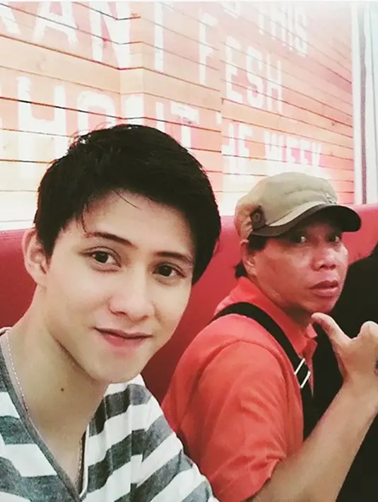 Putra komedian Mastur, Ahmad Syaiful kini menjadi idola baru di dunia maya. Remaja yang memiliki kulit putih dan berhidung mancung itu bahkan dikait-kaitkan mirip dengan beberapa artis, yang terbanyak mirip Stefan William. (Instagram/ahmad_pule)