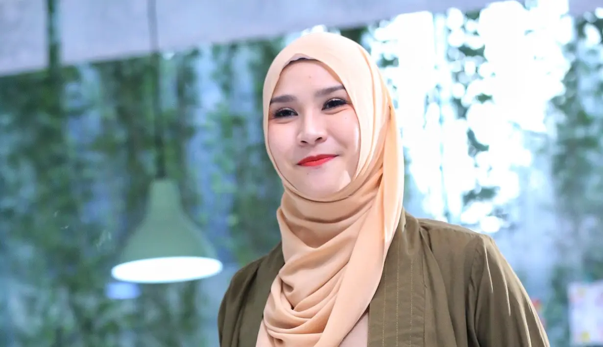 Rumah Zaskia Adya Mecca kembali di satroni maling. Tidak hanya kediamannya, tapi juga tetangganya. Beruntung motor yang telah dibawa maling itu ditinggal. (Adrian Putra/Bintang.com)