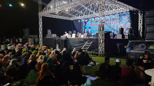 Relawan Bolone Mase Kabupaten Jepara menggelar sholawat dan doa bersama di Jepara.