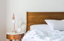 11 Barang yang Sebaiknya Tidak Diletakkan di Dekat Tempat Tidur demi Kenyamanan dan Keamanan