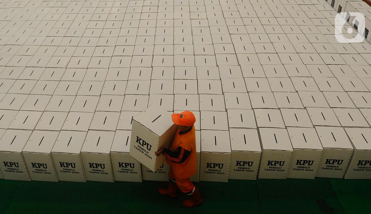 Petugas PPSU membawa kotak suara yang akan didistribusikan ke setiap kelurahan di Gudang Logistik PPK (Panitia pemungutan Kecamatan) di GOR Matraman, Jakarta Timur, Kamis (21/12/2023). (merdeka.com/Arie Basuki)