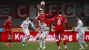 Pemain Leeds United, Kalvin Phillips, duel udara dengan pemain Crawley Town, Tom Nichols, pada laga Piala FA di Stadion Broadfield, Minggu (10/1/2021). Leeds United takluk dengan skor 3-0. (AP Photo/Ian Walton)