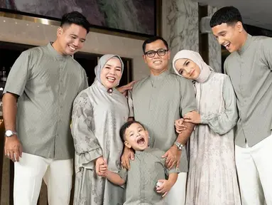 Fuji dan keluarga memperlihatkan penampilan memakai busana muslim sarimbit. Mereka terlihat begitu kompak dan memancarkan keharmonisan keluarga. Gala yang ikut berpose juga tampil dengan wajah ceria. Pun dengan Fuji dan sang ibu yang dipuji makin anggun pakai hijab. (Liputan6.com/IG/@fuji_an)