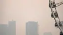Environment Canada mengeluarkan peringatan kabut asap di beberapa wilayah Quebec karena kebakaran, dengan mengatakan, "konsentrasi tinggi partikel halus menyebabkan kualitas udara yang buruk dan jarak pandang yang berkurang," dengan kondisi yang akan terus berlanjut hingga Senin pagi. (ANDREJ IVANOV / AFP)