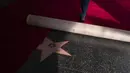 Pekerja meletakkan karpet merah untuk Academy Awards ke-94 atau disebut juga piala Oscar pada hari Minggu di luar Teater Dolby, Los Angeles, Rabu (23/3/2022). Piala Oscar 2022 ini disiarkan langsung di ABC pukul 20.00 waktu setempat di lebih dari 200 wilayah di seluruh dunia. (AP Photo/Jae C.Hong)
