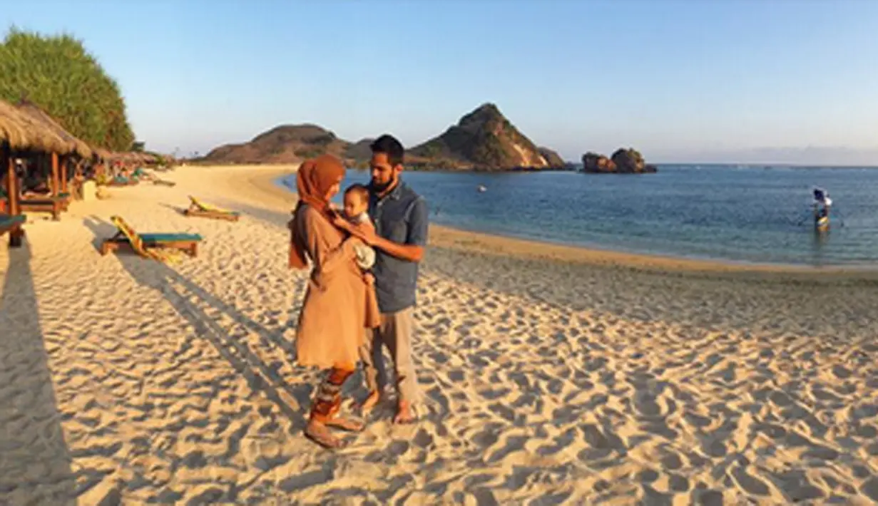 Shireen Sungkar ketika liburan bersama 'Bapak Jenggot' dan buah hati kesayangannya, Teuku Adam Al Fatih di Lombok. (via instagram/@shireensungkar)