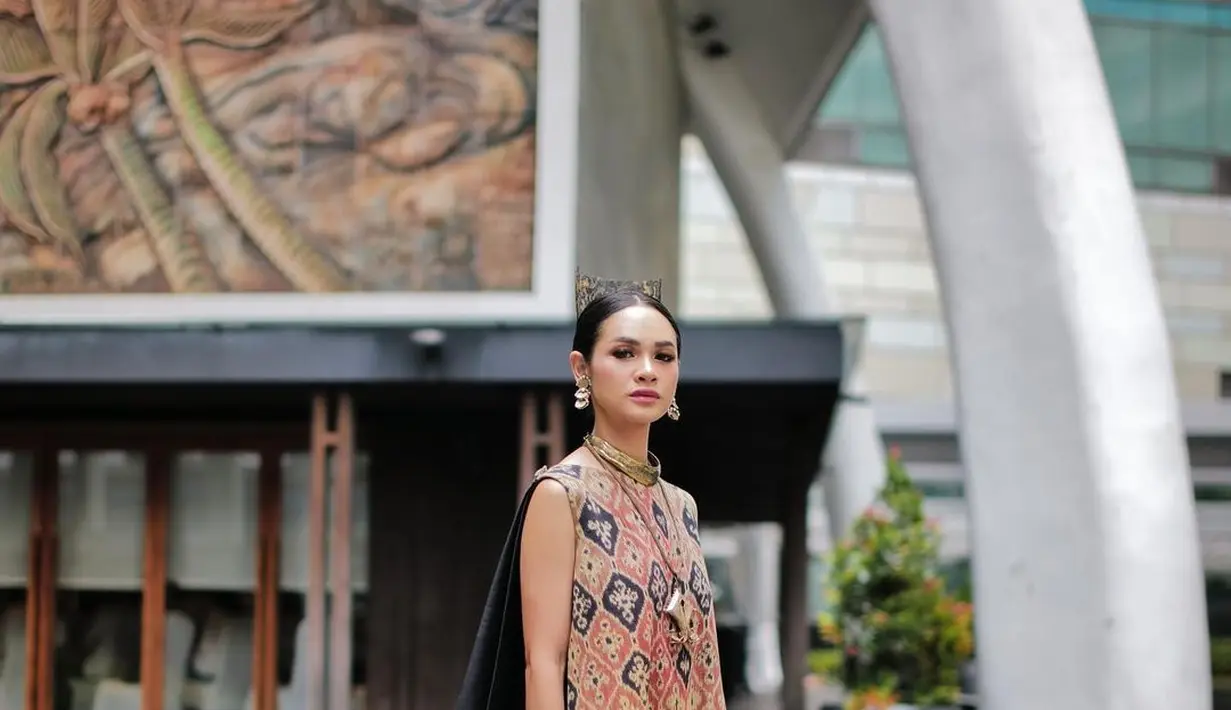 <p>Bukan rahasia lagi, Andien pencinta wastra Nusantara. Ia kerap mengenakan kain ikat, tenun, hingga batik dan kebaya saat manggung sebagai bentuk pernghormatan terhadap ragam budaya Indonesia. Kini, Nyonya Irfan Wahyudi memilih tenun rancangan desainer Didit Maulana dan panen pujian. &ldquo;Itu baju terlalu keren Mas Didiet!&rdquo; seru Rahayu Saraswati di kolom komentar. &ldquo;Kamu cantiknya enggak ada habisnya,&rdquo; Melanie Putria menyahut. (Foto: Dok. Instagram @andienaisyah)</p>