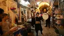 Kelompok pemuda Palestina memukul gendang ketika membangunkan kaum muslim untuk sahur di Kota Tua Yerusalem, Selasa (5/6). Pekerjaan ini dilakukan sukarela meski ada sebagian orang memberikan upah sebagai balas jasa. (AP/Mahmoud Illean)