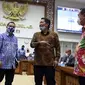 Ketua Baleg DPR Supratman Andi Agtas berbincang saat rapat kerja dengan perwakilan pemerintah di Kompleks Parlemen Senayan, Jakarta, Selasa (20/5/2020). Raker membahas lebih lanjut rancangan undang-undang Cipta Kerja dengan Kementerian Koperasi dan Usaha Kecil dan Menengah (Liputan6.com/Johan Tallo)