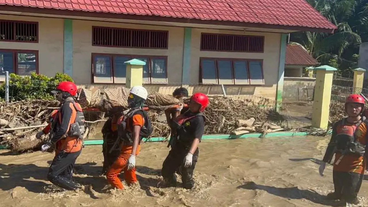 Evakuasi korban banjir di Aceh