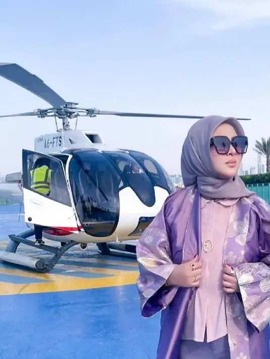 Tampil dengan gaya stylish, sosok Syahrini tidak pernah luput dari pujian para penggemar. Gayanya dalam memakai hijab pun selalu terlihat memesona dan banyak menjadi inspirasi para penggemar setiap dari pelantun lagu Kau Yang Memilih Aku. (Liputan6.com/IG/@princessyahrini)