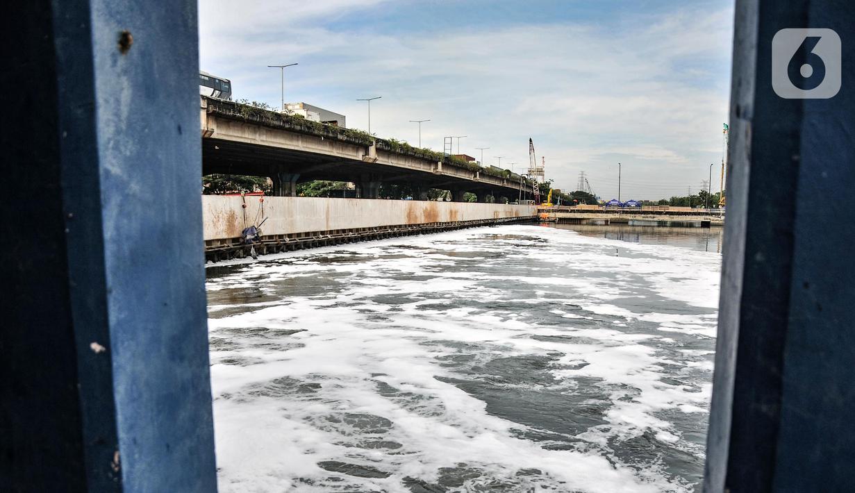 Kondisi limbah busa yang mencemari Kali Ancol, Jakarta Utara, Rabu (16/3/2022). Munculnya busa tersebut diduga berasal dari limbah rumah tangga dan industri akibat belum efektifnya Instalasi Pengolahan Air Limbah (IPAL). (merdeka.com/Iqbal S. Nugroho)