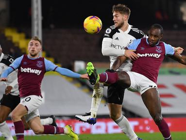 Bek Fulham, Joachim Andersen (kedua dari kanan) menghalangi gelandang West Ham United, Michail Antonio untuk melepaskan tendangan dalam laga lanjutan Liga Inggris 2020/21 pekan ke-23 di Craven Cottage, Sabtu (6/2/2021). Fulham bermain imbang 0-0 dengan West Ham United. (AFP/Justin Setterfield/Pool)