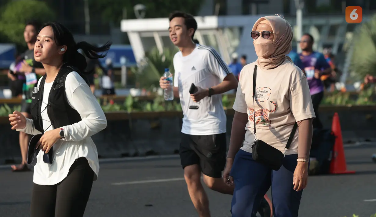 Aktivitas olahraga warga tetap berlangsung di kawasan Car Free Day (CFD) Jakarta saat kualitas udara menjadi perhatian akibat sebaran abu vulkanik, Minggu (6/9/2026). (KLY/Budy Santoso)