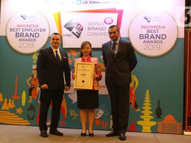 Perwakilan PT Surya Citra Media Tbk (SCM), Helen Melinda (tengah) menerima penghargaan dalam acara Global Brand Excellence Arwards di Jakarta, Kamis (24/10/2019). PT SCM Tbk menerima penghargaan kategori Indonesia Best Brand Awards 2019. (Liputan6.com/Herman Zakharia)