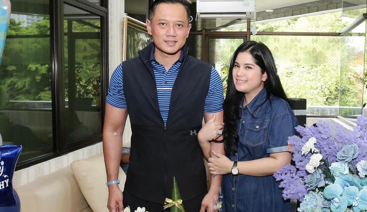 Annisa Pohan terjebak di antara sedih dan bahagia. Bahagia, karena sang suami, yakni Agus Yudhoyono hari ini, Kamis (10/8/2022), merayakan ulang tahun ke-44. Sedih, karena pada hari yang sama, politikus berjuluk AHY itu dilarikan ke rumah sakit. Agus Yudhoyono kini dirawat di RSPAD Gatot Subroto Jakarta akibat demam berdarah. Ini dikabarkan Annisa Pohan lewat akun Instagram terverifikasinya sembari mengunggah sejumlah foto kala AHY di kamar rumah sakit. (Foto: Dok. Instagram @annisayudhoyono)