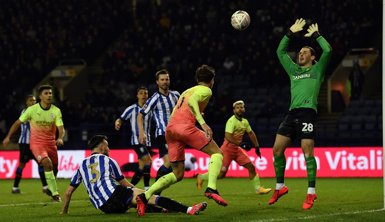 Bek Manchester City, John Stones, berusaha mencetak gol ke gawang Sheffield Wednesday pada laga babak kelima Piala FA di Hillsborough Stadium, Rabu (4/3) malam waktu setempat. Manchester City menang 1-0 atas Sheffield. (AFP/Paul Ellis)