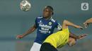 Bek Persib Bandung, Victor Igbonefo, berebut bola dengan pemain Barito Putera, Aleksandar Rakic, pada laga BRI Liga 1 di Stadion Indomilk Arena, Tangerang, Sabtu (4/9/2021). Persib Bandung menang tipis 1-0 lewat gol telat Marc Klok. (Bola.com/M Iqbal Ichsan)