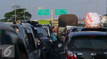 Sejumlah kendaraan terjebak macet di Tol Pejagan, Jawa Tengah, Senin (4/7). Macet parah tersebut dikarenakan tutupnya pintu keluar Tol Pejagan. (Liputan6.com/Angga Yuniar)