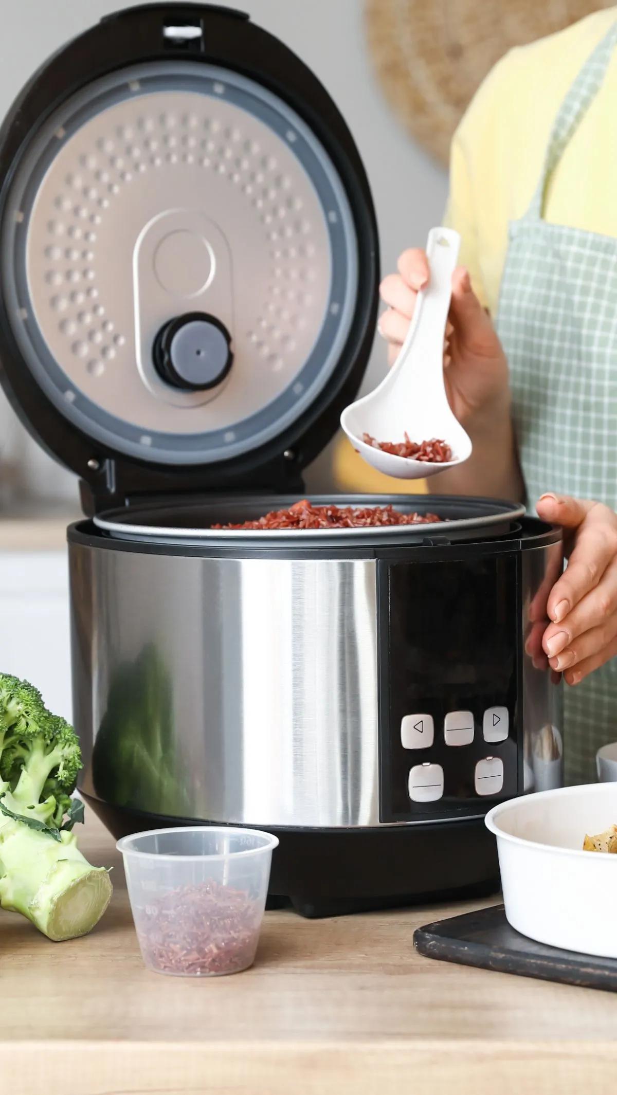 Diharapkan bansos 500 ribu rice cooker gratis ini nantinya bisa disalurkan seluruhnya pada bulan depan.