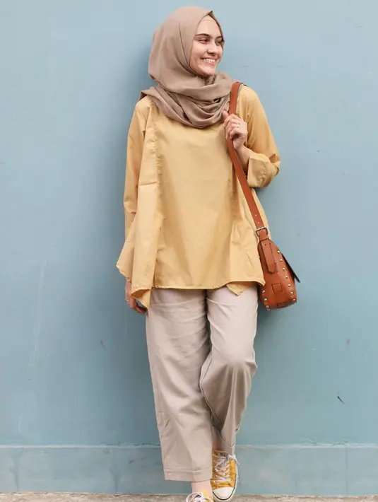 Masih bergaya simple, untuk yang satu ini Zee Zee memakai outfit berwarna pastel. Ia masih memakai gaya hijab andalannya, yakni dengan memakai pashmina dan dalaman hijab untuk melindungi rambutnya agar tak berantakan. (Instagram/zeezeeshahab)