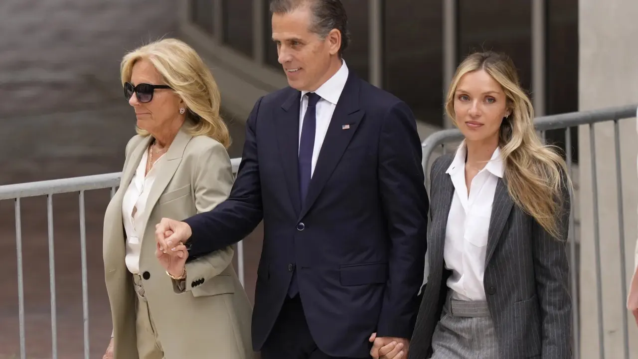 Hunter Biden putra Presiden AS Joe Biden keluar dari gedung pengadilan sambil berpegangan tangan dengan ibu negara AS Jill Biden dan istrinya. (AP/Matt Slocum)