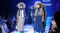 Koleksi Opie Ovie X Batik Papringan (KUB Pringmas) di panggung pembuka MUFFEST+ 2023 yang berlangsung di The Westin Jakarta, 7 Maret 2023. (Liputa6.com/Asnida Riani)