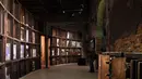 Pengunjung mengambil gambar karya seni berjudul 'A Straight Line Through the Carcass of History' buatan seniman Ghana Ibrahim Mahama saat pratinjau pers menjelang pembukaan pameran International Venice Biennale di Venesia, Italia, Rabu (8/5/2019). (TIZIANA FABI/AFP)