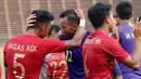 Kiper Timnas Indonesia U-22, Awan Setho, merayakan kemenangan bersama Bagas Adi pada laga Piala AFF U-22 2019 di Olympic Stadium, Phnom Penh, Kamboja, Minggu (24/2/2019). Indonesia menang 1-0 atas Vietnam. (Bola.com/Zulfirdaus Harahap)
