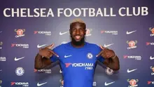 Tiemoue Bakayoko menandatangani kontrak lima musim bersama Chelsea. (Twitter)