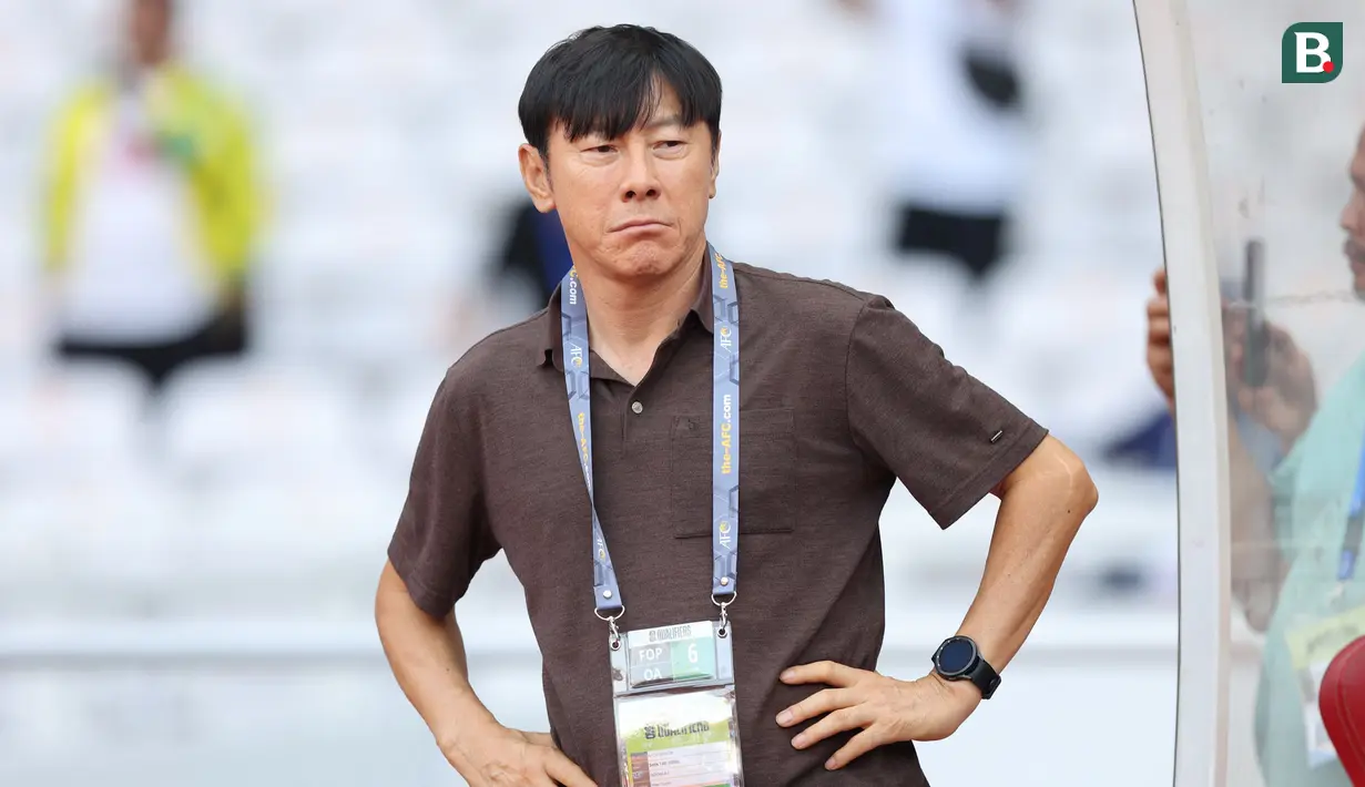 <p>Reaksi kecewa pelatih Timnas Indonesia, Shin Tae-yong saat menghadapi Irak pada laga Grup F putaran kedua Kualifikasi Piala Dunia 2026 zona Asia di Stadion Utama Gelora Bung Karno (SUGBK), Senayan, Jakarta, Kamis (6/6/2024). (Bola.com/M Iqbal Ichsan)</p>