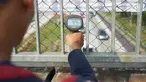 Petugas mengoperasikan alat pengukur kecepatan (speed gun) kendaraan di sekitar Gerbang Tol Palimanan, Cirebon, Jawa Barat, Jumat (7/6/2019). Hal itudilakukan setiap satu jam sekali untuk mengetahui tingkat kepadatan lalu lintas di sepanjang jalur tol Trans Jawa. (Liputan6.com/Immanuel Antonius)