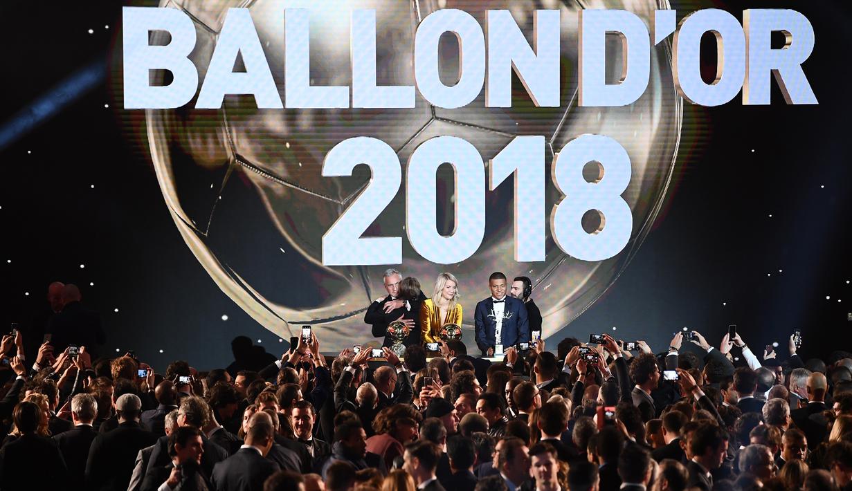 Suasana kemeriahan saat gelandang Real Madrid asal Kroasia, Luka Modric, dinobatkan jadi yang terbaik saat malam penghargaan Ballon d'Or di Paris, Senin (3/12). Dirinya berhasil meraih gelar Ballon d'Or. (AFP/Franck Fife)