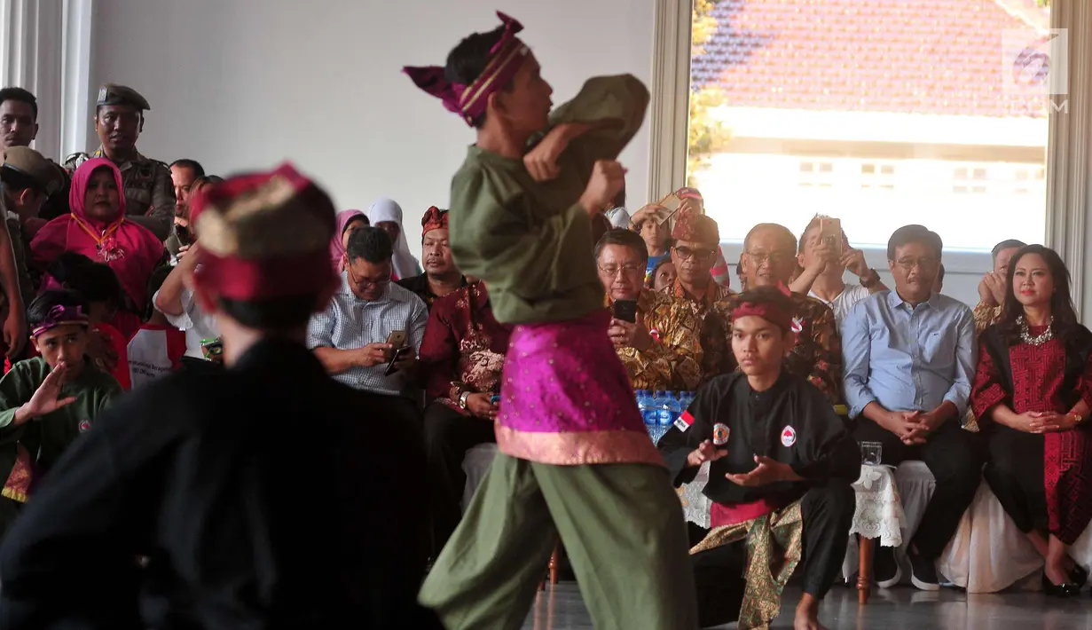 Gubernur DKI Jakarta Djarot Saiful Hidayat ditemani istrinya, Happy Farida menyaksikan Pentas Seni dan Budaya Indonesia 2017 di Balai Kota, Jakarta, Sabtu (23/9). Pentas ini diselenggarakan Forum Kerukunan Umat Beragama (FKUB). (Liputan6.com/Helmi Afandi)