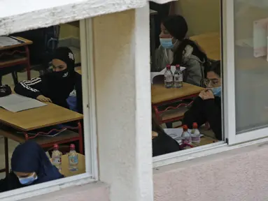 Para siswa mengikuti kelas di sebuah sekolah di Beirut, Lebanon, pada 2 Desember 2020. Siswa kembali ke sekolah seiring langkah Lebanon yang mulai mencabut karantina wilayah (lockdown) secara bertahap mulai Senin (30/11). (Xinhua/Bilal Jawich)