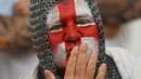 Fans Inggris mewarnai wajahnya saat menyaksikan laga Grup B Piala Eropa 2016 antara Inggris melawan Rusia di fan zone sekitar Menara Eiffel, Prancis, Sabtu (11/6/2016). (AFP/Paul Ellis)