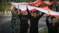 Dalam pembentangan bendera Merah Putih panjang di Cadang Pangeran itu, TNI dan Polri bersatu. (dok. Twitter @SumedangPolres/Dinny Mutiah)
