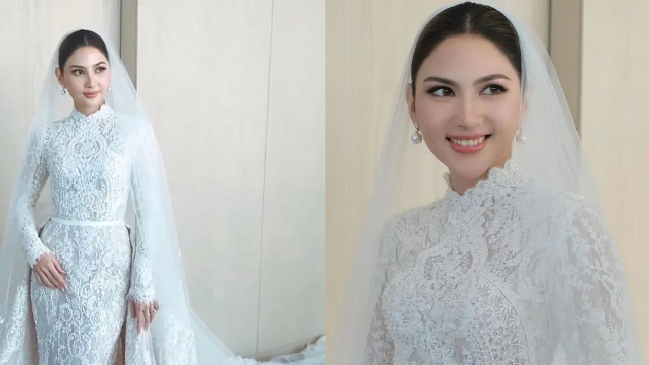 Tampak Jessica Mila mengenakan gaun putih berpotongan tinggi hingga leher